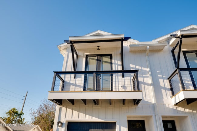 Building Photo - 817 7th Ave N