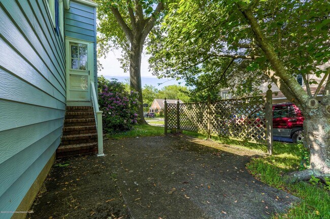 Building Photo - 407 Redmond Ave