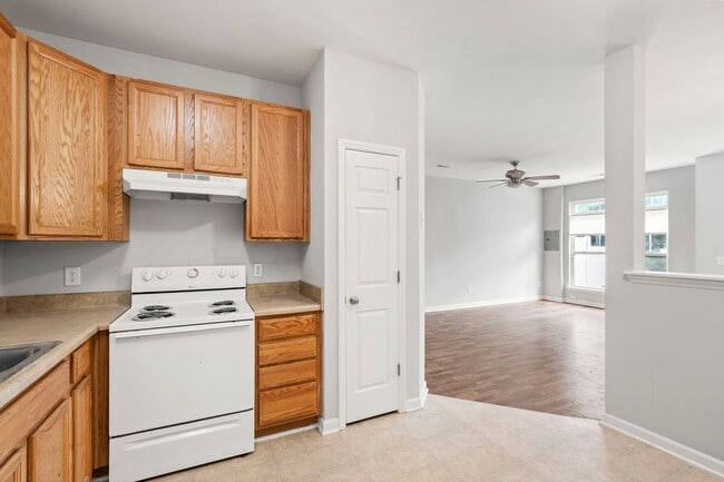 Building Photo - Beautifully Updated 3-Bedroom Townhome Nea...