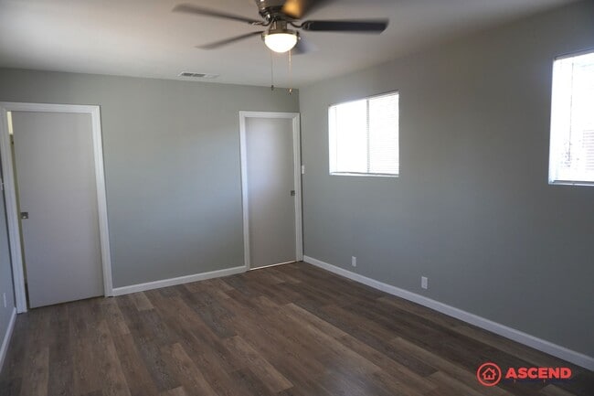 Building Photo - Newly Remodeled in Oildale Area