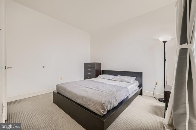 Building Photo - 675 S President St