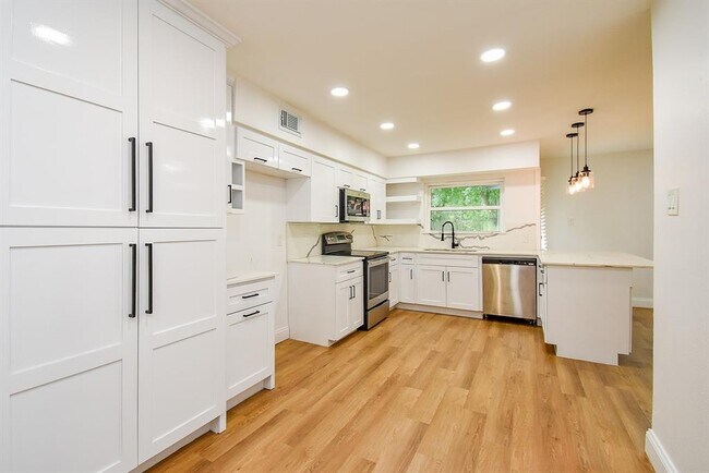 Building Photo - 5019 Stillbrooke Dr
