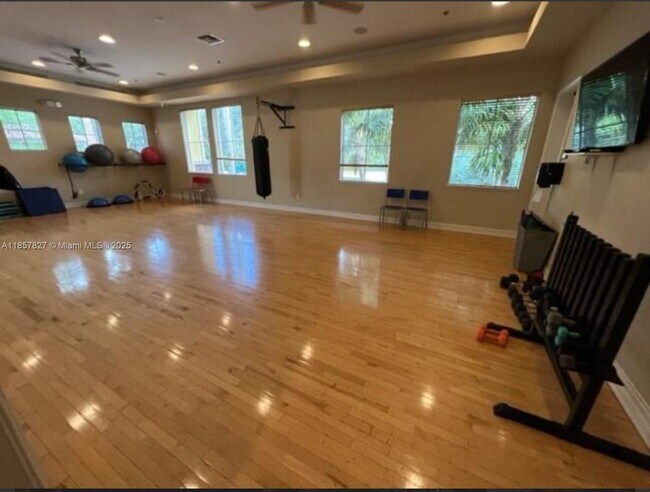 Building Photo - 642 Castle Dr