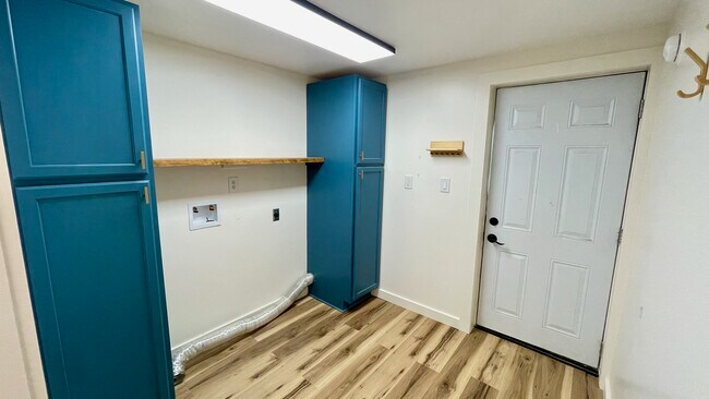 Building Photo - 820 Goldfinch Ave