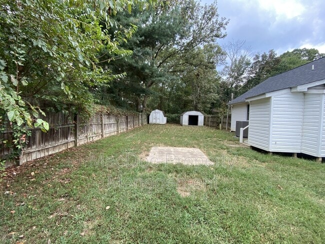 Building Photo - 2312 Oak St