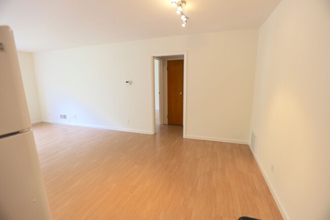 Building Photo - Twin Peaks: 1 Bed Apartment w/ Green View,...