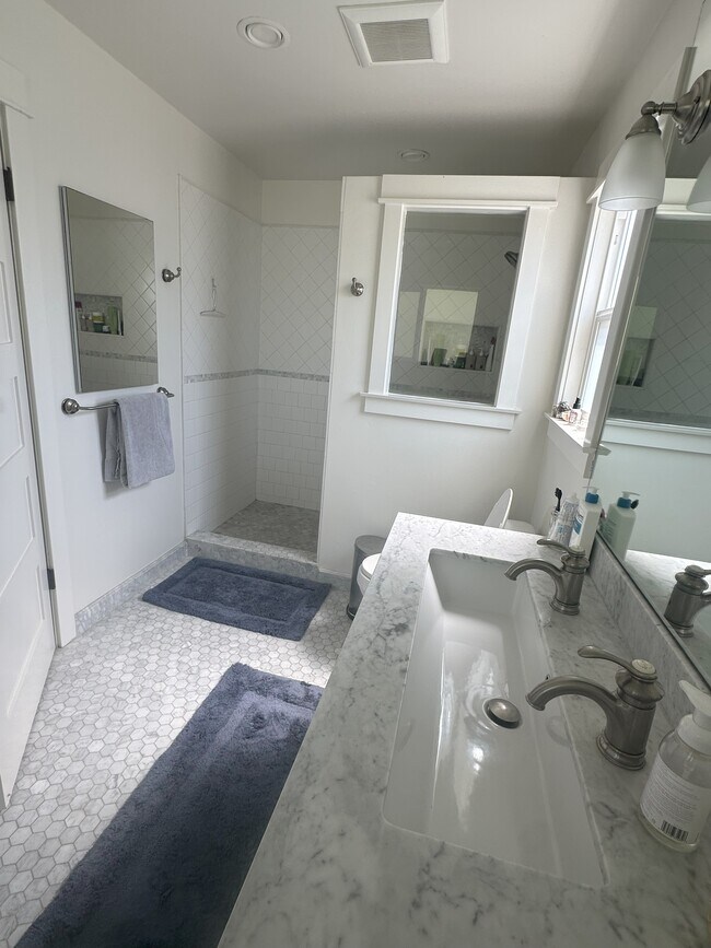 Building Photo - 3310 Manzana St