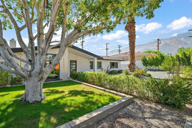 Building Photo - 565 W Yorba Rd