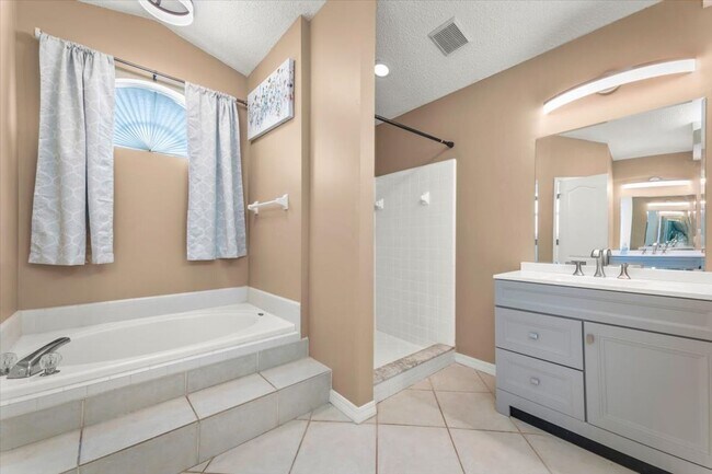Building Photo - Beautiful 4BR Home with Fireplace, Screene...