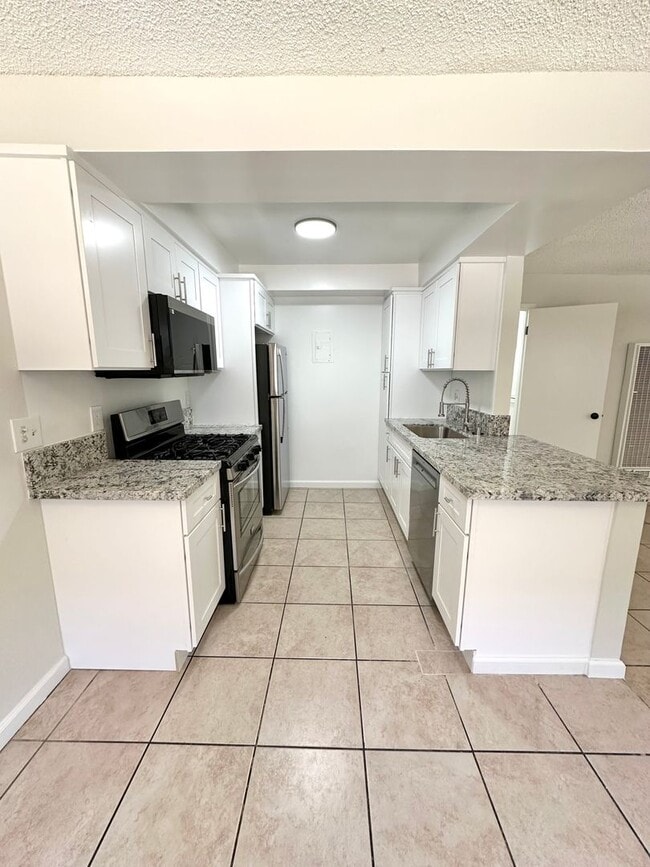 Building Photo - BEAUTIFUL 2 BD/1 BATH UNIT FOR RENT!