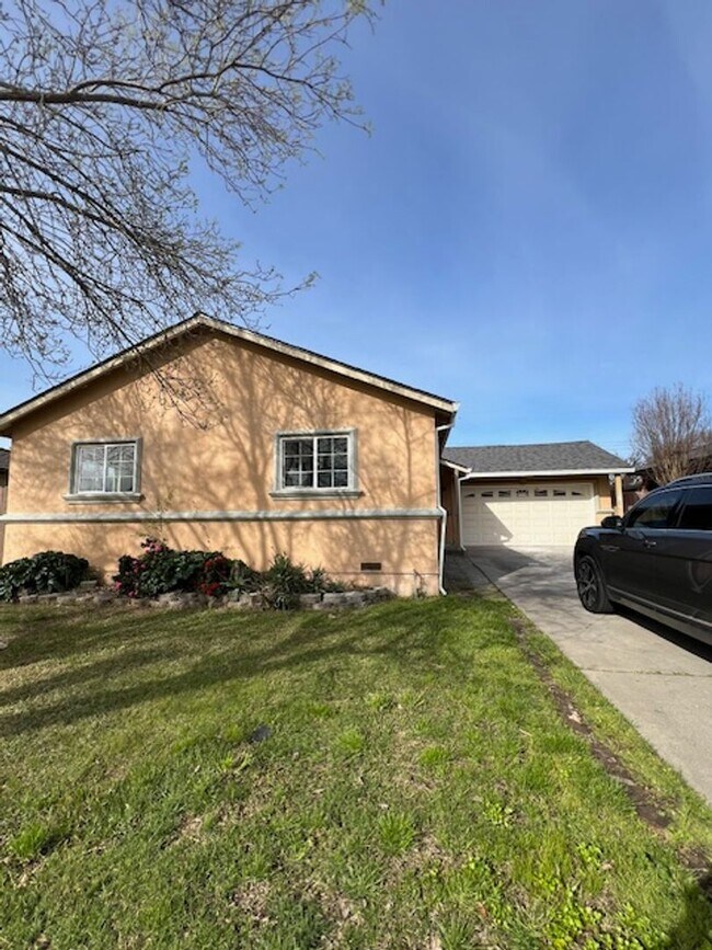 Building Photo - Beautiful 3 Bed and 1.5 Bath Home with 2 Car Garage Rent $2,250.00