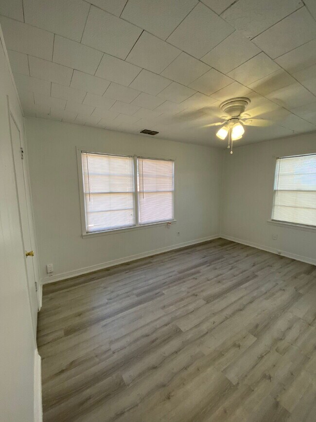 Building Photo - Pre-Leasing for Summer/Fall 2025