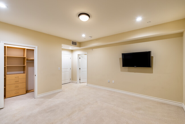 Building Photo - 2347 Fox Hills Dr