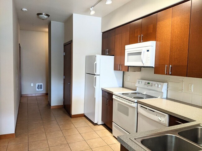 Building Photo - Centrally Located Condo