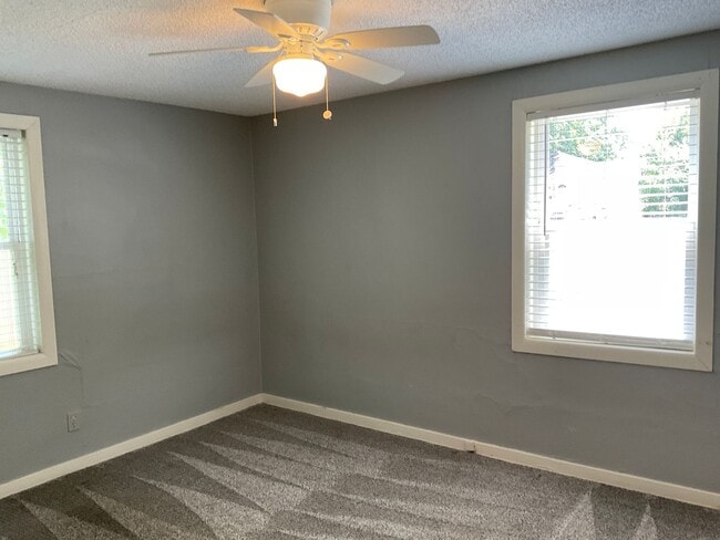 Building Photo - PRE-LEASING FOR APPROVED APPLICANTS! Great...