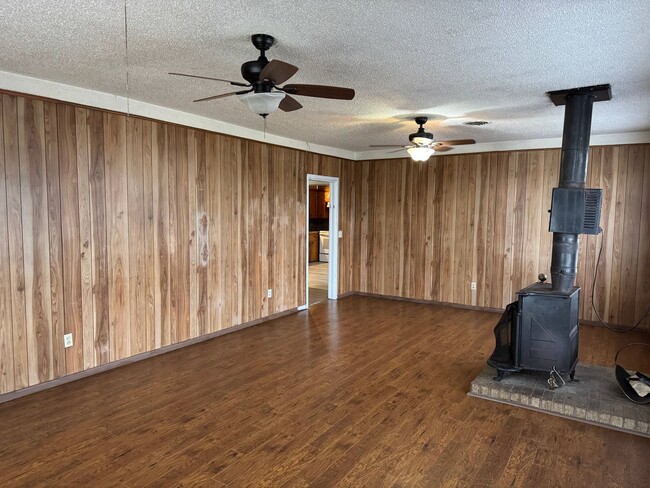 Building Photo - 5 Bed 2 Bath Home w/ 6.14 Acres In Iowa Park ISD.