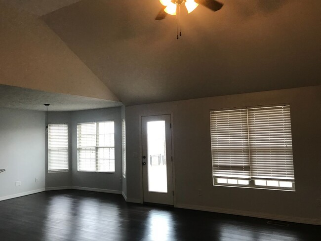 Building Photo - 3 bedroom 2 bath house.  Fenced yard