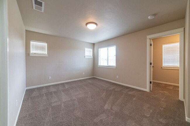 Building Photo - Beautiful unit in NE Bend!  Great location!