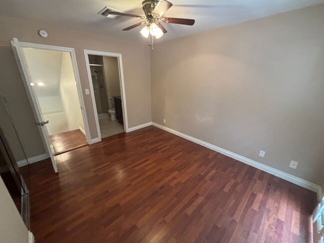 Building Photo - Beautiful 3 bed 2.5 bath townhouse in Spanish Trails!