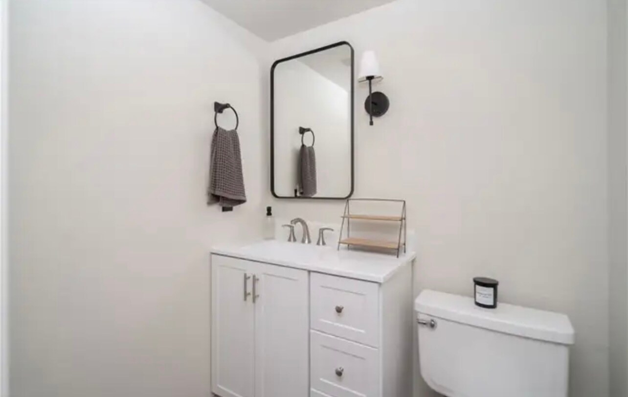 Building Photo - 4554 Meadow Pl