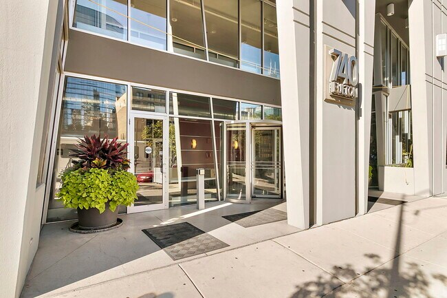 Primary Photo - 740 W Fulton St