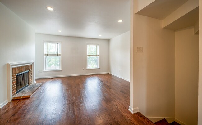 Building Photo - Sophisticated Townhome Steps from East Fal...