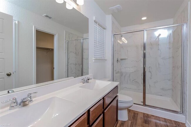 Building Photo - This spacious 4-bed/3-bath two-story renta...