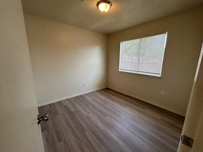 Building Photo - 521 Greenlawn Blvd