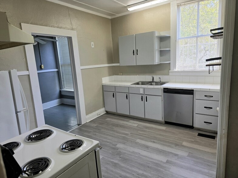Kitchen - 2511 Napier Ave