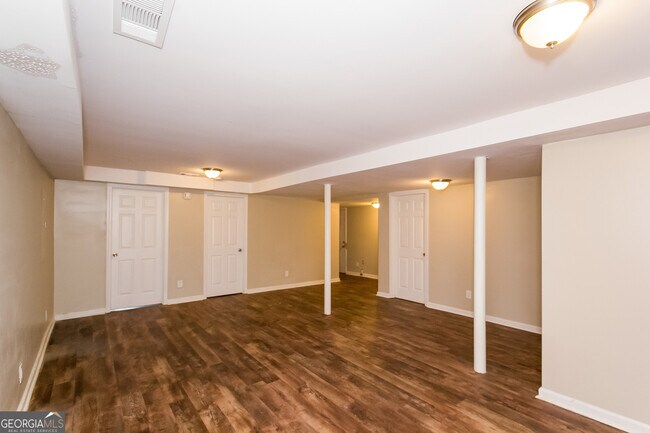 Building Photo - 3510 Ingledale Dr SW