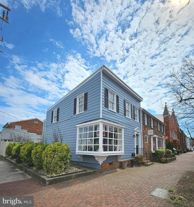 Building Photo - 600 S Washington St