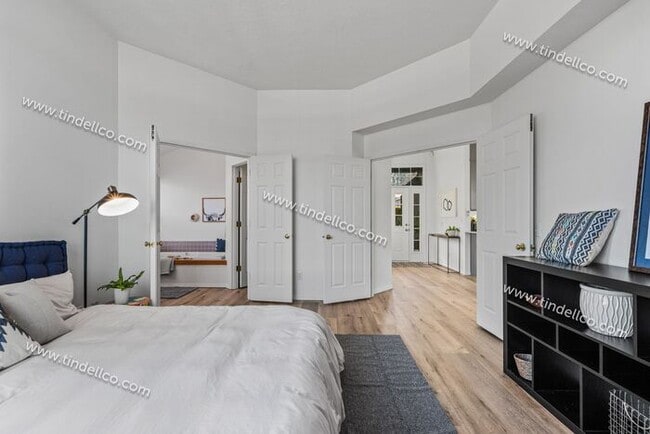 Building Photo - Elegant One-Level Lake Oswego Home with Vaulted Great Room & Garden Patio