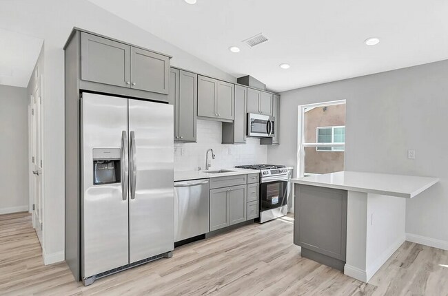 Building Photo - 4 bed 3 bath Prime Location! (Lease out, pending signatures. Check back in a few days!)