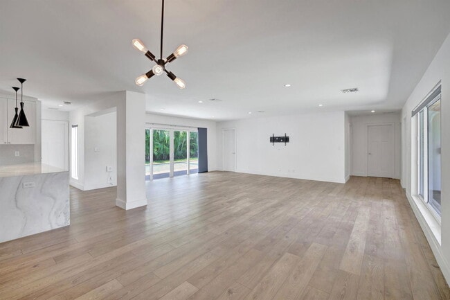 Building Photo - 2141 NE 62nd Ct