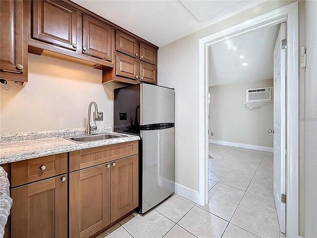Building Photo - 2600 N Paula Dr