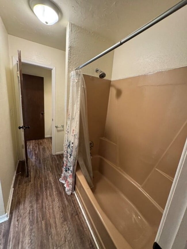 Building Photo - 2 bed 1 1/2 bath condo off NW 23rd! Putnam...