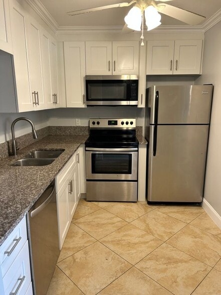 Building Photo - 2300 NE 1st Ln