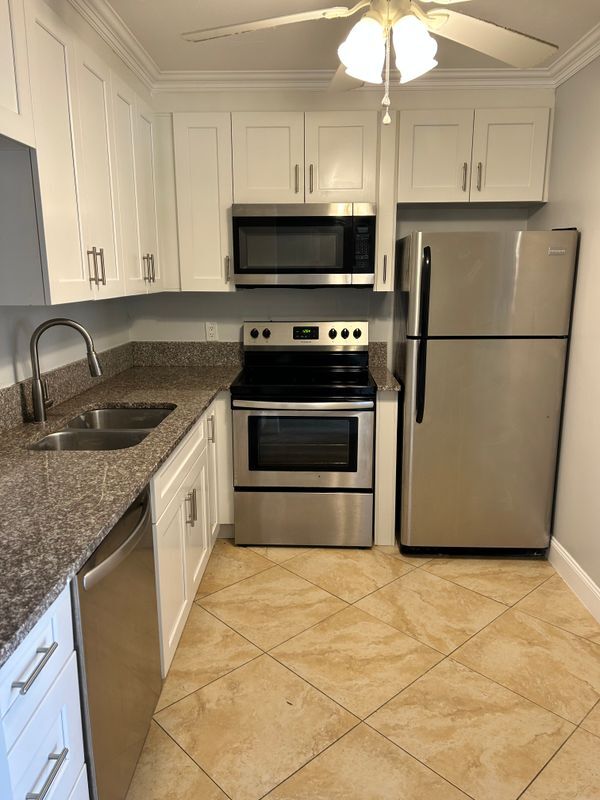 Building Photo - 2300 NE 1st Ln