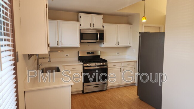 Building Photo - 985 West Ct