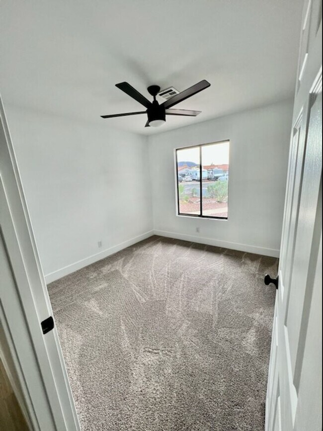 Building Photo - Stunning Single Story in Henderson