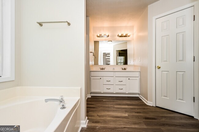 Building Photo - 520 Hilly Ct