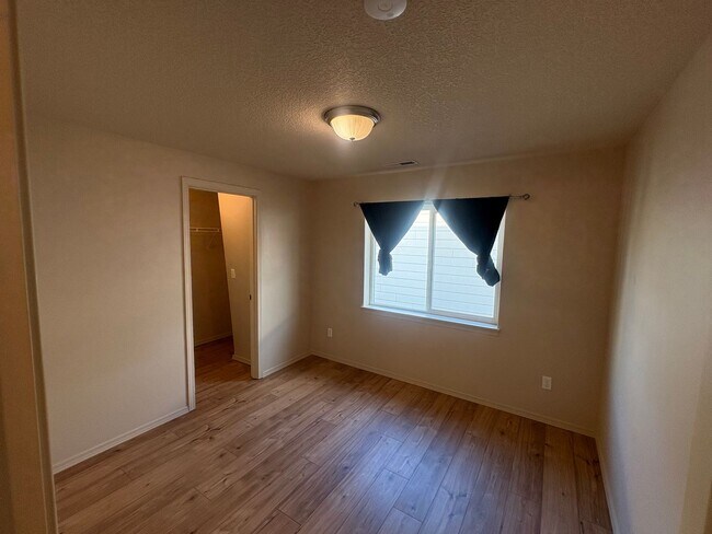 Building Photo - Well Maintained Spacious 4 BD Home with Granite Countertops, Hardwood Floors, High Ceilings, Grea...