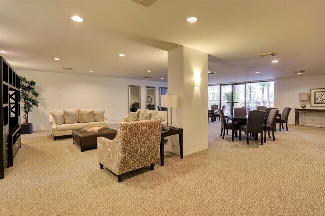 Building Photo - 21 E Briar Hollow Ln