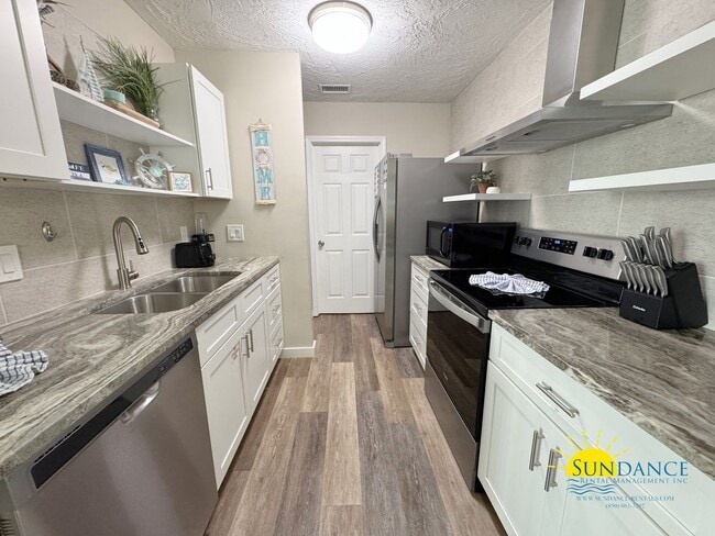 Building Photo - Charming Fully Furnished 1-Bedroom Condo in Miramar Beach!