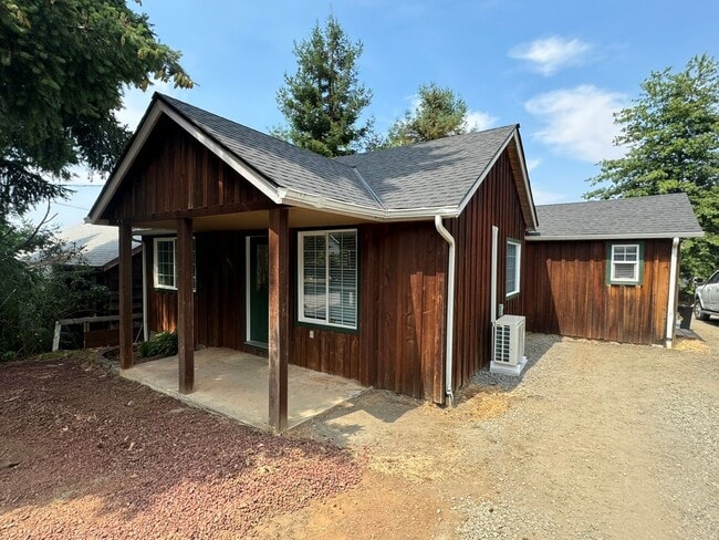 Building Photo - Fully Remodeled 2 bed/1 bath home in Cottage Grove