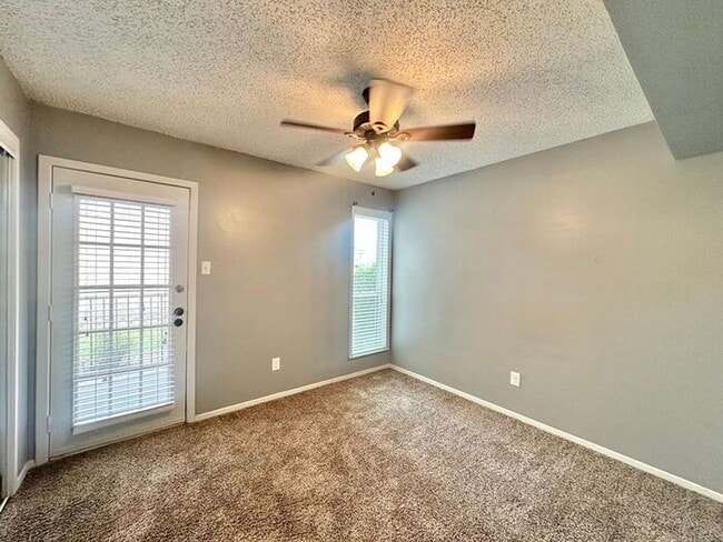 Building Photo - 2 Bed 1 Bath Apartment in South Tyler!