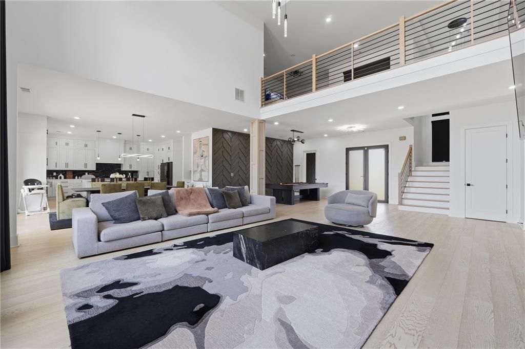 Building Photo - 556 Versailles Dr