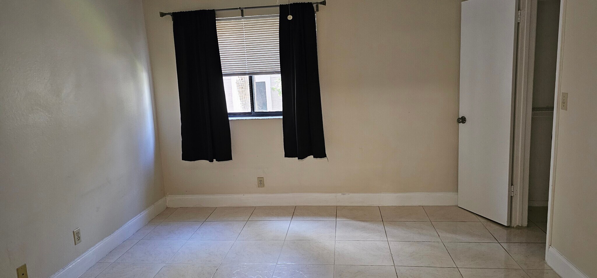 Building Photo - 2866 S University Dr