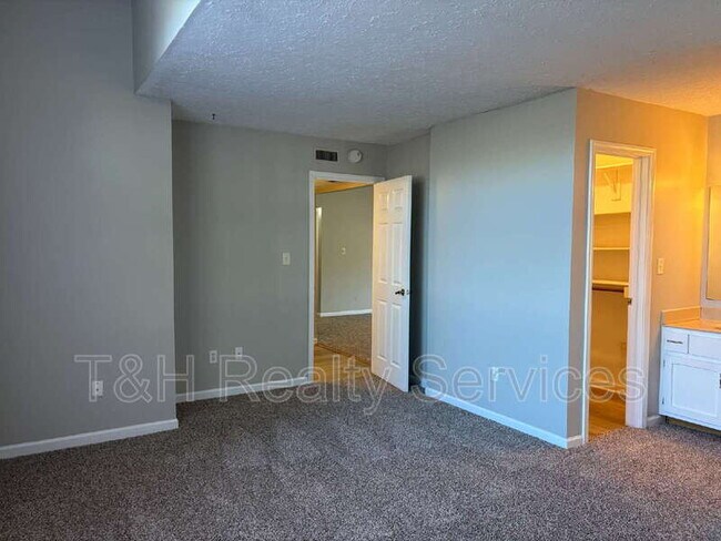 Building Photo - 5925 Dunmore Dr