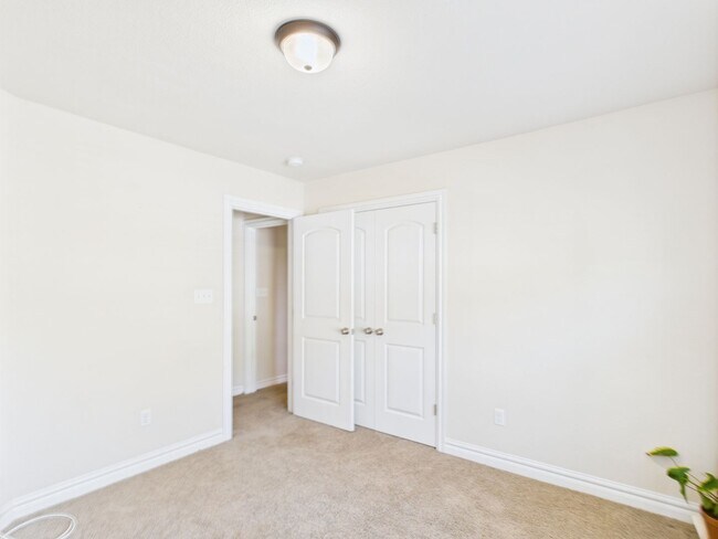 Building Photo - Spacious 4-bedroom, 3-bathroom home in Che...